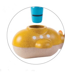 Plongez dans l’imaginaire du bain !
Ce petit sous-marin en bois PlanWood flotte sur l’eau et invite bébé à explorer l’o