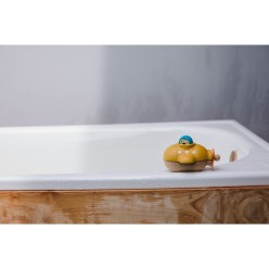 Plongez dans l’imaginaire du bain !
Ce petit sous-marin en bois PlanWood flotte sur l’eau et invite bébé à explorer l’o