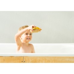 Plongez dans l’imaginaire du bain !
Ce petit sous-marin en bois PlanWood flotte sur l’eau et invite bébé à explorer l’o