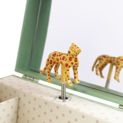 Cette grande boîte à bijoux en forme d’armoire, avec baguier et range-collier, est aussi pratique qu’enchanteuse.
Tournez 