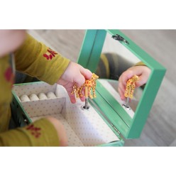 Cette grande boîte à bijoux en forme d’armoire, avec baguier et range-collier, est aussi pratique qu’enchanteuse.
Tournez 