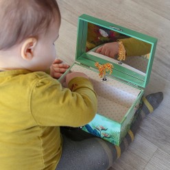 Cette grande boîte à bijoux en forme d’armoire, avec baguier et range-collier, est aussi pratique qu’enchanteuse.
Tournez 